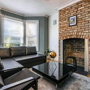  Villa Spacious House With Four Bedrooms, Parking And Private Garden, Sleeps Up To 10 People