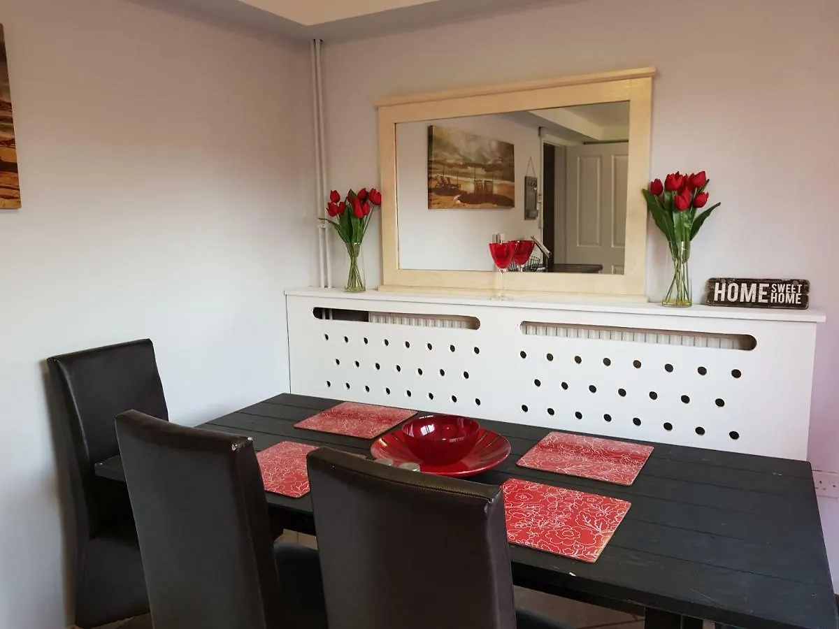Penllech House - Huku Kwetu Notts - 3 Bedroom Spacious Lovely And Cosy With A Free Parking- Affordable And Suitable To Group Business Travellers Ноттингем Дом отдыха