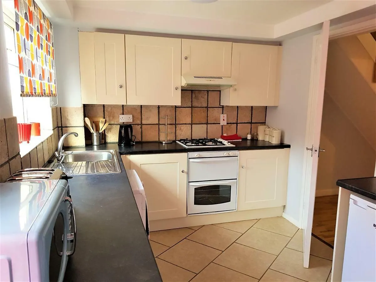 Дом отдыха Penllech House - Huku Kwetu Notts - 3 Bedroom Spacious Lovely And Cosy With A Free Parking- Affordable And Suitable To Group Business Travellers Ноттингем